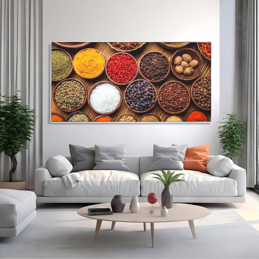 Tablou canvas cu tablou condimente si mirodenii diverse, in rama de aluminiu argintiu, pe perete intr-un living